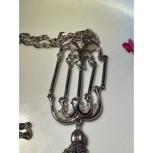 Vintage 70's Articulated Silver tone Tassel Pendant Necklace - Picture 9 of 10